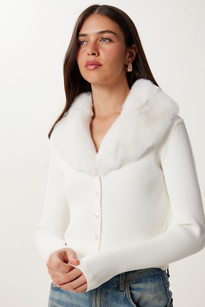 Happiness İstanbul Women's Ecru Faux Fur Crop Knitwear Cardigan Dd01364