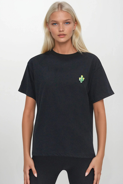 Trend Alaçatı Stili Dámské černé tričko s výstřihem do "vé" a korálkovou výšivkou ALC-X14271