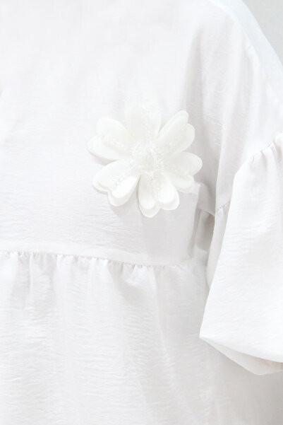 Trend Alaçatı Stili Damska biała koszula z bawełny Kubra z krótkim rękawem i haftowanym motywem kwiatowym, z bufiastymi rękawami, ALC-X14270