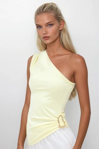 Trend Alaçatı Stili Gelbe Damenbluse mit asymmetrischem Kragen, einer Schulter und Taille, drapiert mit Metall-Accessoires ALC-X13932