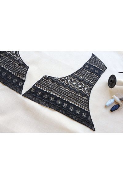 SHERLOCK HOME Guipure Collar Detailed
