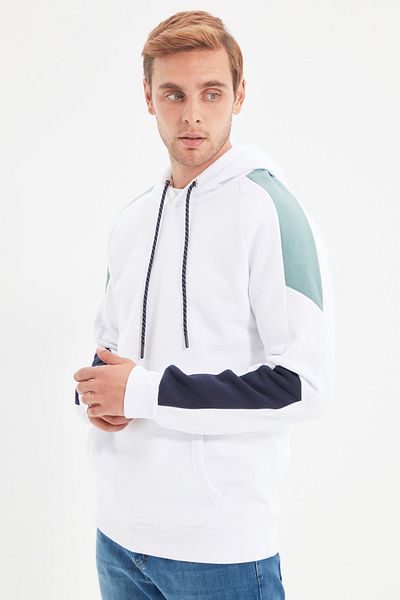 Trendyol Collection Weißes Fleece-Sweatshirt mit Kapuze - Regular Fit TMNAW21sw0262
