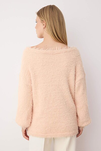 Trendyol Collection Pudrowy, puszysty sweter z szerokim kołnierzem TWOAW25KZ00169