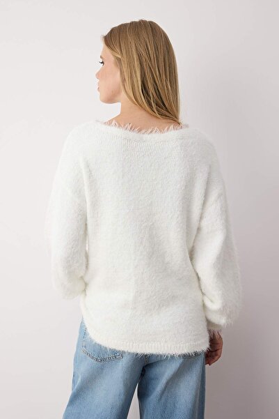 Trendyol Collection Ecru pletený svetr s širokým výstřihem a chlupatým vzorem TWOAW25KZ00169