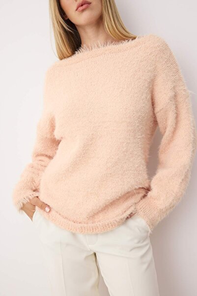 Trendyol Collection Pudrowy, puszysty sweter z szerokim kołnierzem TWOAW25KZ00169