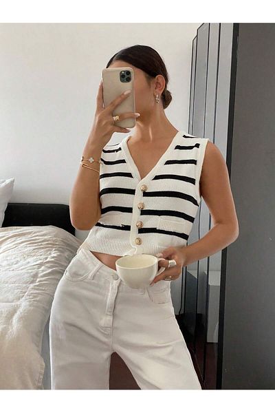 hidafashion Buttoned V-Neck Knit Vest