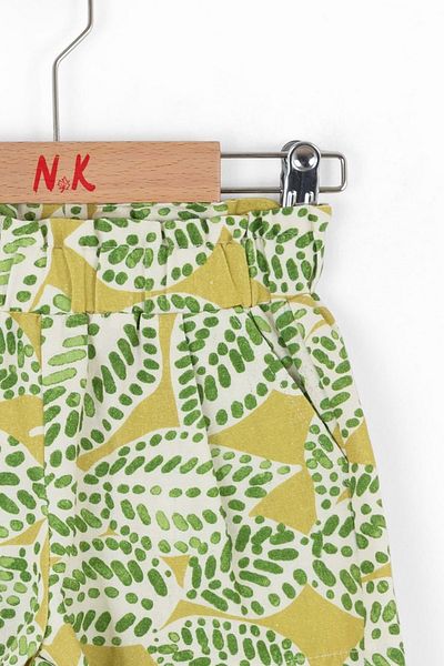 nk kids PANTALONI SCURTURI LEAF Verde