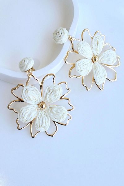 Leo'Stone New Season Large Gold Metal Framed Straw Flower Design Dangle Summer Lightweight Women's Earrings