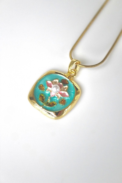 Leo'Stone مع اللؤلؤ مربع زهرة اللوتس الوردي عزر الإغاثة المناظر الطبيعية تصميم المرأة قلادة الصلب