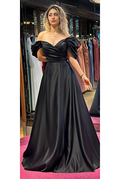 Abiyeniall Siyah Düşük Kollu Anvelop Yırtmaçlı Kloş Etekli Saten Uzun Abiye Elbise 7568