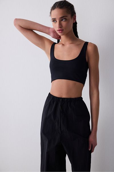 Penti Top negru cu decupaj sportiv