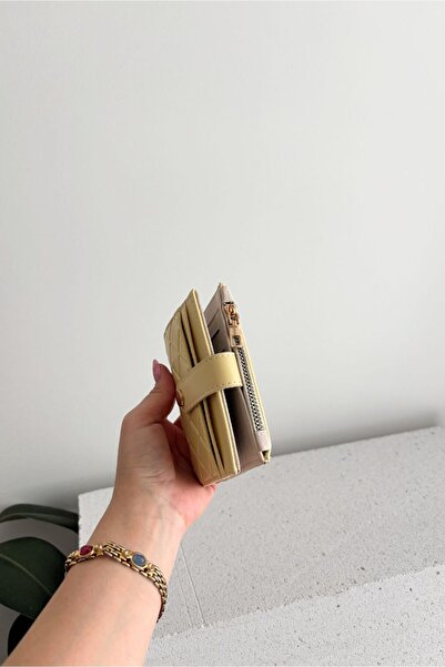 Yuka Atelier Πορτοφόλι Ruby μεσαίου μεγέθους από συνθετικό δέρμα με καπιτονέ λεπτομέρεια