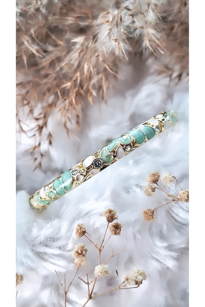 Serenity سوار من الزاماك مطلي بالنحاس الساتان الملون مع شكل ورقة الشجر وحجر ا...