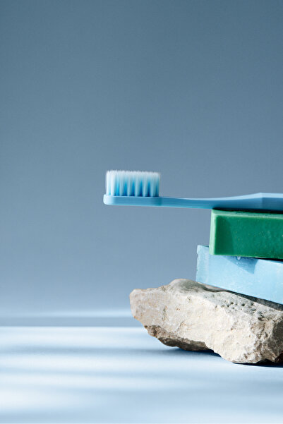 The Humble Co. Humble Brush Adult Soft - 7.000 Kıl İçeren Bitki Bazlı Diş Fırçası 1 ADET (Asorti Renk)
