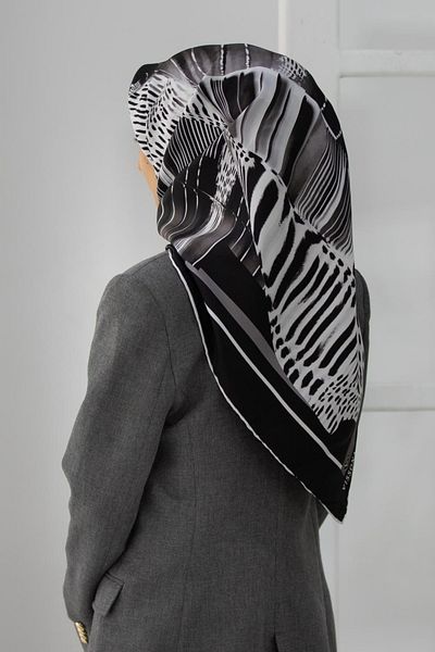 Vissona 100% Twill Silk Γεωμετρικό Μοτίβο Μαύρο - Λευκό Χρώμα 90x90 Φουλάρι Σχήμα Ραπτικής: Ράψιμο στο χέρι