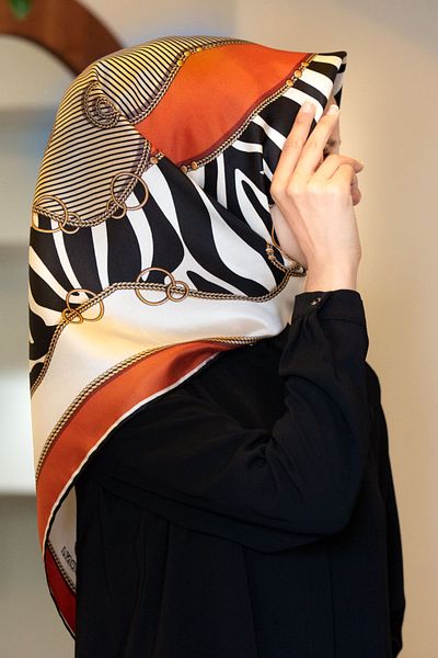Vissona 100% Twill Silk Chain and Zebra Pattern Tan - Μαύρο Χρώμα 90x90 Φουλάρι Σχήμα Ραπτικής: Ράψιμο στο χέρι