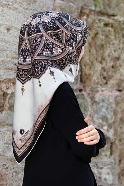 Vissona 100% Twill Silk Shawl με μοτίβο μαύρο - Κρεμ χρώμα 90x90 Σχήμα φορεμένου κασκόλ: Ράψιμο στο χέρι