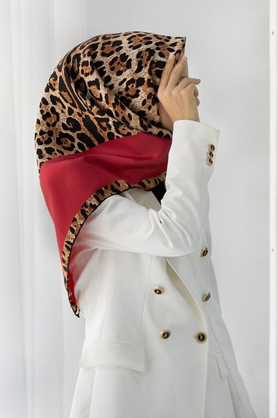 Vissona 100% Twill Silk Leopard μοτίβο Κόκκινο Χρώμα 90x90 Φουλάρι Σχήμα ραπτικής: Ράψιμο στο χέρι