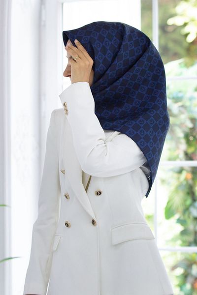 Vissona 100% Twill Silk Monogram Μοτίβο Navy Blue Χρώμα 90x90 Φουλάρι Σχήμα φύτευσης: Ράψιμο στο χέρι
