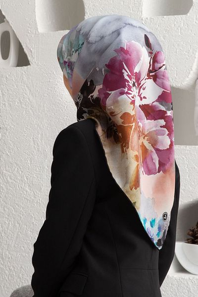 Vissona 100% Twill Silk Floral Pattern Μαύρο - Χρώμα δαμάσκηνου 90x90 Σχήμα ραπτικής κασκόλ: Ράψιμο στο χέρι