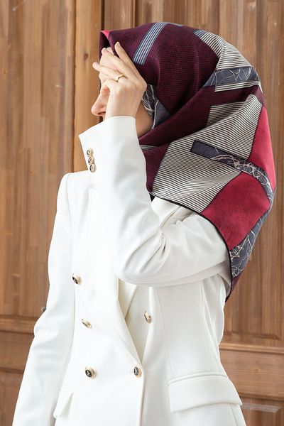 Vissona Μαύρο-κόκκινο γεωμετρικό σχέδιο Twill μεταξωτό κασκόλ - 90x90 σχήμα ραψίματος