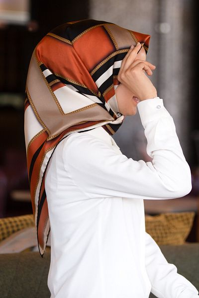 Vissona 100% Twill Silk Geometric Pattern Tan - Μπεζ Χρώμα 90x90 Σχήμα ραπτικής κασκόλ: Ράψιμο στο χέρι