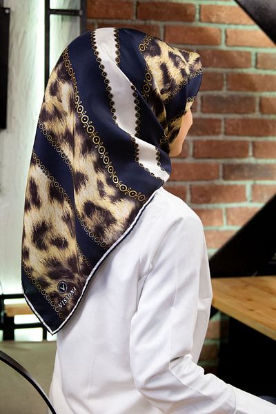 Vissona 100% Twill Silk Leopard Pattern Navy Blue - Κρεμ χρώμα 90x90 Σχήμα ραπτικής κασκόλ: Ράψιμο στο χέρι