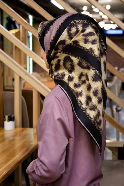 Vissona Twill Silk Leopard Pattern Powder - Μαύρο κασκόλ Ράψιμο σε σχήμα Ράψιμο στο χέρι