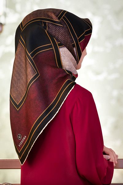 Vissona 100% Twill Silk - Χρυσό Λεπτομερές Τετράγωνο Μοτίβο Μαύρο/Βουργουνδία 90x90 Σχήμα Ραπτικής: Ράψιμο στο χέρι