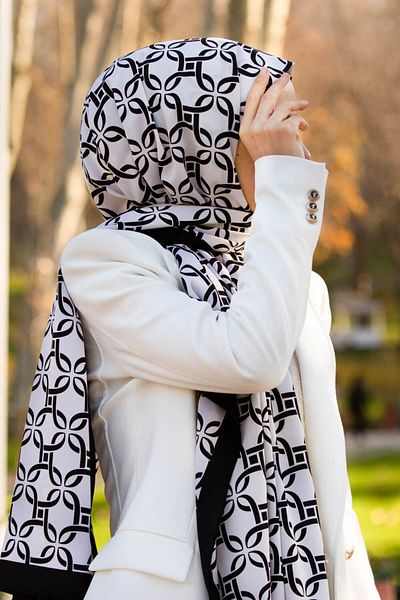 Vissona Luxury Medina Silk Geometric Pattern Μαύρο - Λευκό Χρώμα 75x195 Ανθεκτικό σάλι Moss Crepe Τύπος ραφής