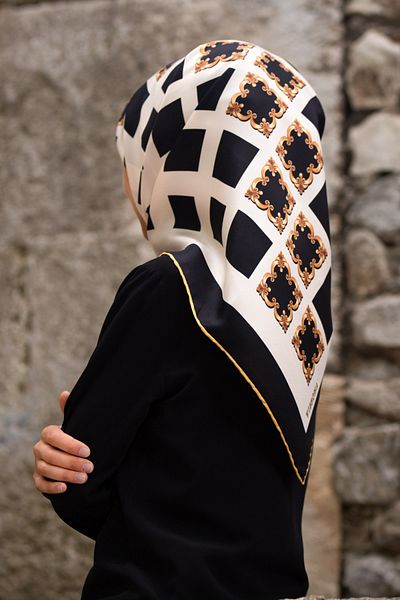 Vissona 100% Twill Silk Nostalgia Pattern Μαύρο / Κρεμ Χρώμα 90x90 Φουλάρι Σχήμα Φύτευσης: Ράψιμο στο χέρι