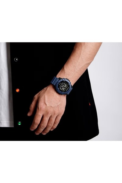 Naviforce Digital Sports Watch with Multifunctional Display Durable Strap Water Resistant Timepiece