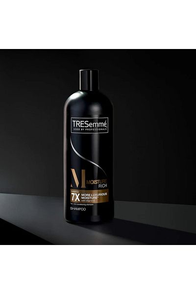 TRESemmé Moisture Rich Shampoo with 7x More Hydration, Professional Quality, 828ml