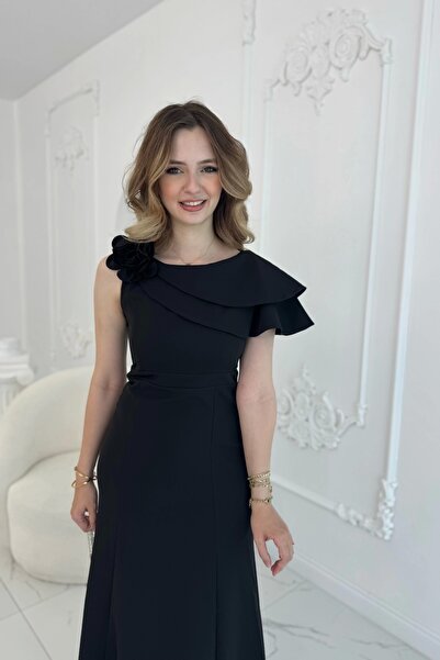HELİS BUTİK فستان سهرة أسود بكتف واحد مع تفاصيل غيار غير متماثلة