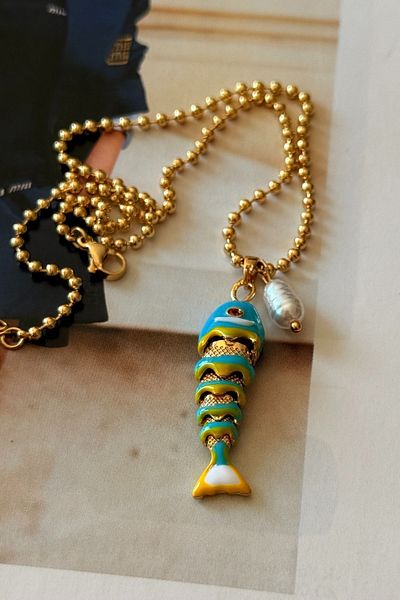 Trendy Butik قلادة مرصعة باللؤلؤ على شكل سمكة زرقاء