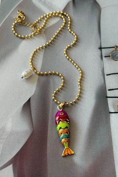 Trendy Butik قلادة السمك المينا الملونة