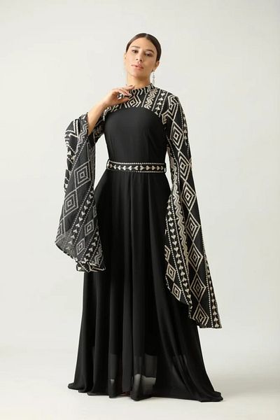 Opera Black long-sleeved jalabiya with a pattern on the chest and sleeves