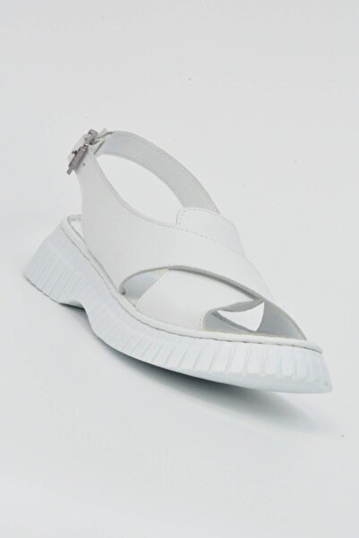 TABYA صندل من الجلد بإبزيم متقاطع ونعل سميك 3024