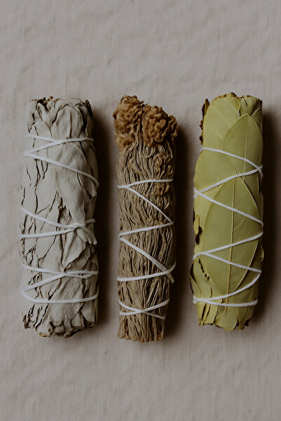 Hyge Huzur Üçgeni | Doğal Demet Tütsü Seti – 3’lü | Adaçayı, Karabaş Otu, Def...