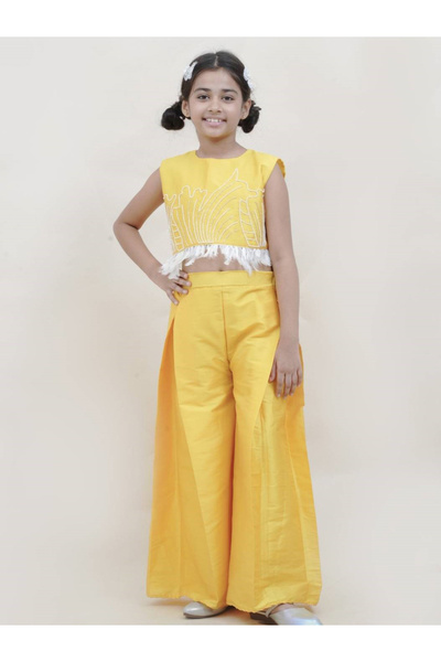 Maithili By Styli طقم بلوزة قصيرة مزينة بريش صناعي مع بنطال بالازو
