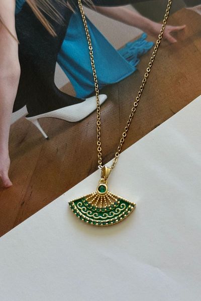 Trendy Butik قلادة مروحة من الفولاذ الأخضر المينا