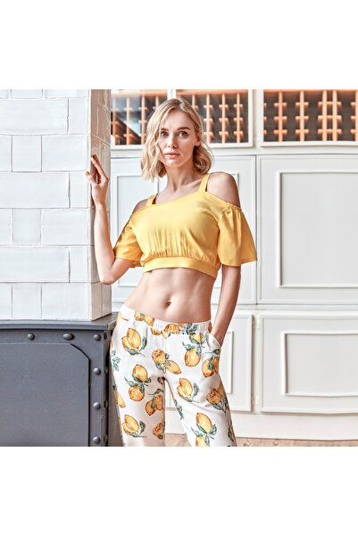 Stylish طقم غاية في النعومة بتوب قصير باللون الليموني وبنطال بطبعات جميلة لطلة صيفية جذابة