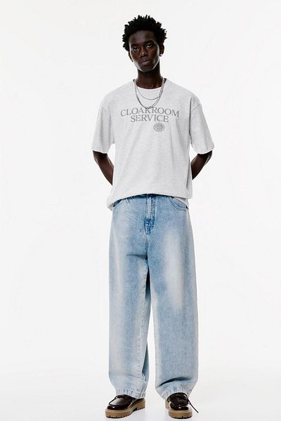 Pull & Bear تي شيرت جرافيكي لخدمة غرف الملابس