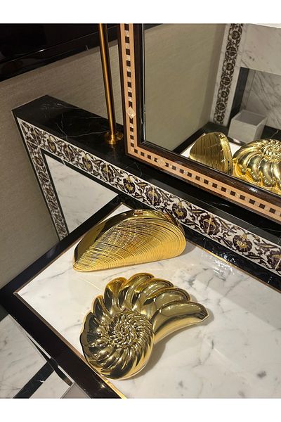 Merve Bayraktar Gold Mussel Bag Beauty