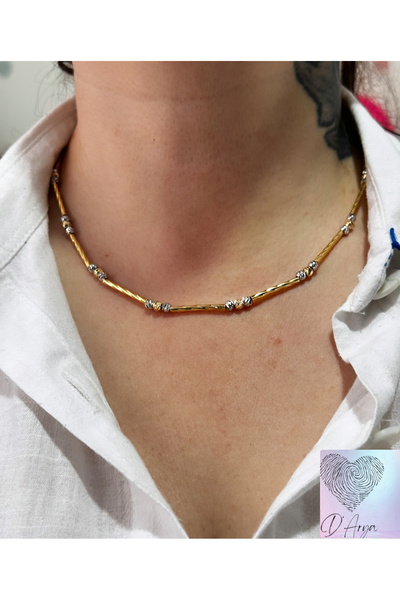 Darya DD389 قلادة أنيقة باللون الذهبي والفضي مع تفاصيل خرز ملتوية