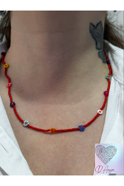 Darya DD399 قلادة من الخرز الأحمر مصنوعة يدويًا مع تفاصيل زهرة