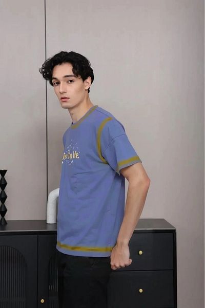 ALANAQA Unisex oversized T-shirt with modern fashion design, comfortable and loose