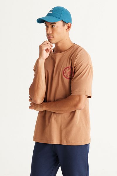 AC&Co / Altınyıldız Classics Nerzfarbenes, locker geschnittenes, bedrucktes T-Shirt aus 100 % Baumwolle mit Rundhalsausschnitt für Herren