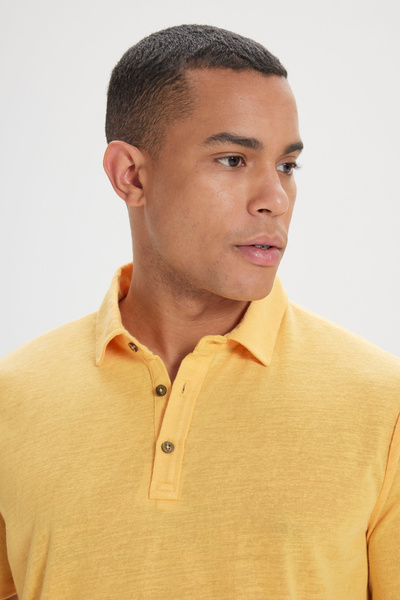 AC&Co / Altınyıldız Classics Dunkelgelbes Slim-Fit-T-Shirt für Herren mit schmalem Schnitt und Polo-Ausschnitt, schlichtes Freizeit-T-Shirt