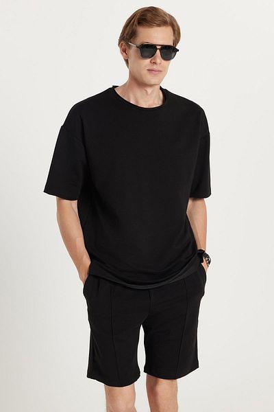 Tudors Men's Oversize Wide Cut Crew Neck Seersucker Fabric Lace-Up Waist Black Shorts Set